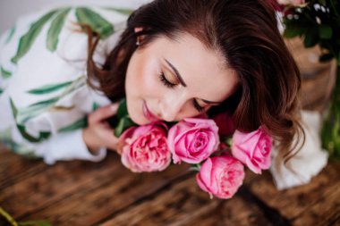 Çiçekçi bir buket yapar.