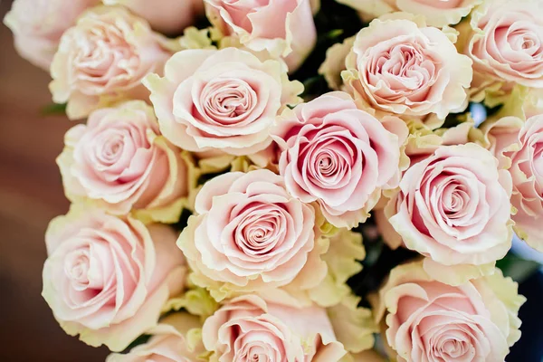 Ramo de rosas en un jarrón. — Foto de Stock