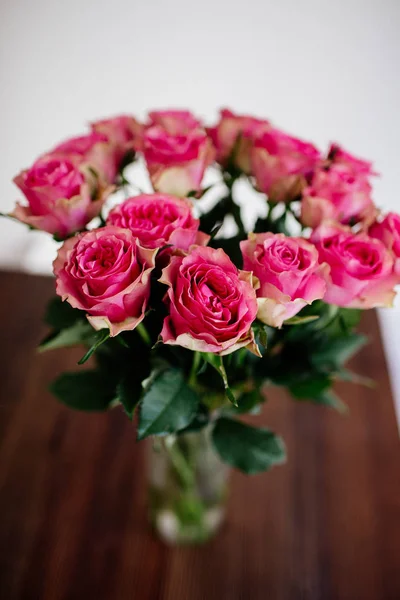 Ramo de rosas en un jarrón. — Foto de Stock