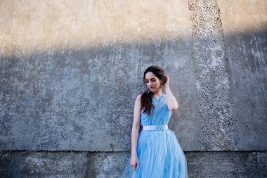 mavi elbiseli gelin.