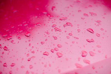 parlak bir yüzeye su damlaları