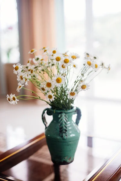 White daisies in a vase. — Stock Photo, Image