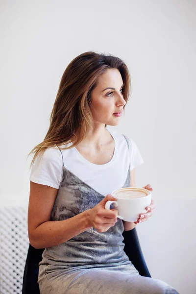 Copa de capuchino en la mano hermosa chica . — Foto de Stock