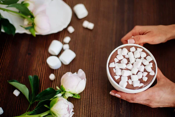 Cocoa with marshmallow and flowers.