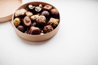 Bir kutu çikolata şekeri.