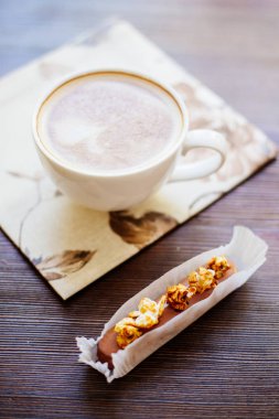 Fincan kapuçino ve bir pasta.