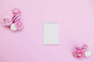 Mockup kartı ve çiçekler ile.