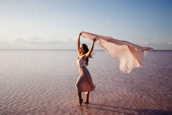 Bella ragazza su un lago rosa . — Foto Stock