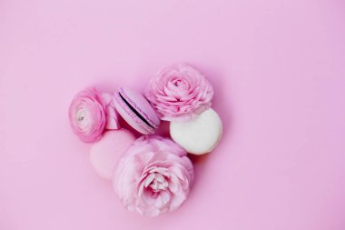 Düz yatıyordu macaroons ve tipik.
