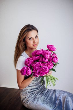 Elinde peonies buket.