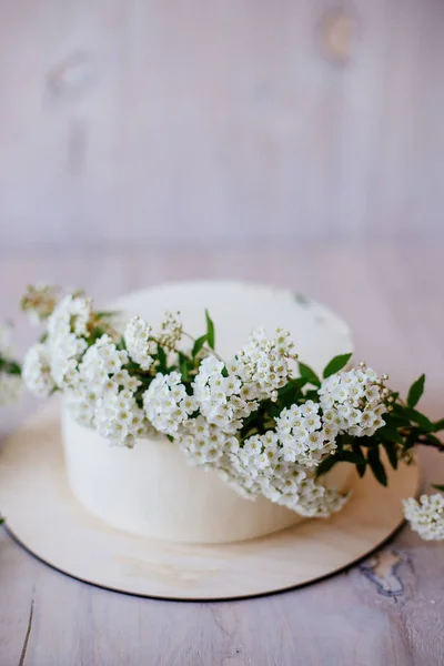 Vanilla cake with floral decoration.