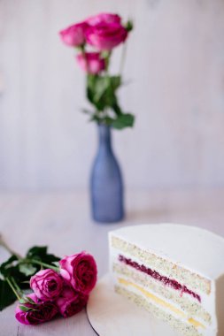 Çiçek dekorasyonu ile vanilyalı kek.