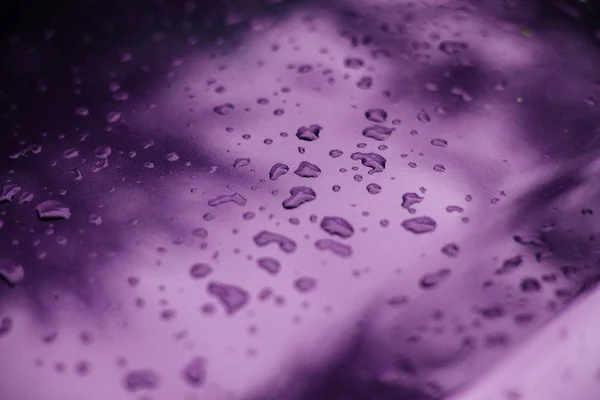 Gotas de agua sobre una superficie brillante — Foto de Stock