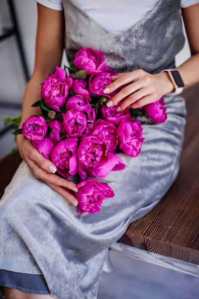 Elinde peonies buket.