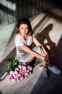 Elinde peonies buket.