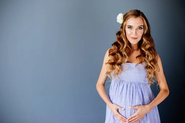 Mooie zwangere jonge vrouw. — Stockfoto