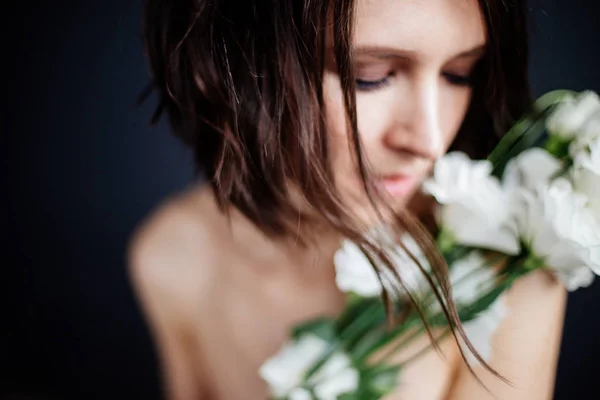 Hermosa chica con flores de ramo . —  Fotos de Stock