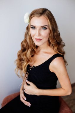 güzel hamile genç kadın.