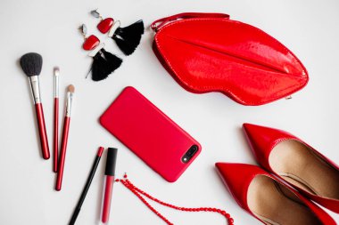 Kırmızı ayakkabı, kozmetik ve aksesuar.