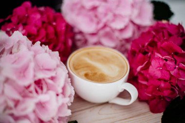 Ipek kurdele ve çiçek masaya protea.