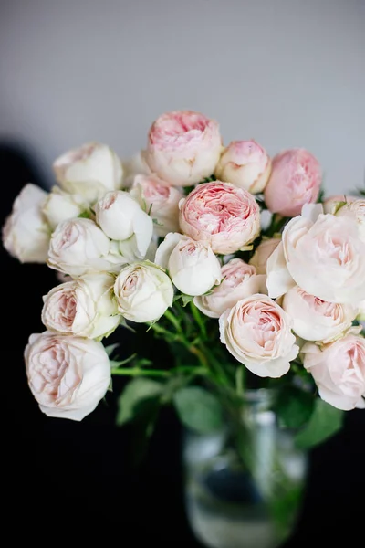 Ramo de rosas en un jarrón. — Foto de Stock