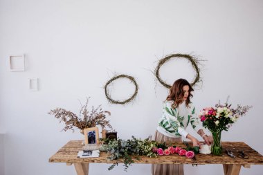 Çiçekçi bir buket yapar.