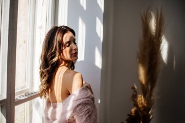 Pencerenin kenarında güzel kız.