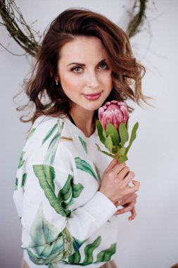 Çiçekçi bir buket yapar ve çiçek onun elinde tutmak.