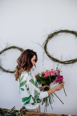 Çiçekçi bir buket ışık odasında yapar.