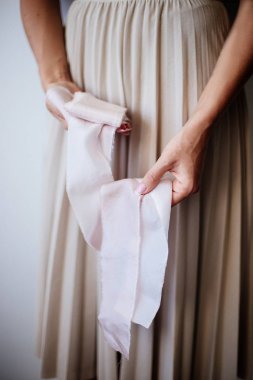 Aksesuarlar çiçekçi ipek kurdeleler