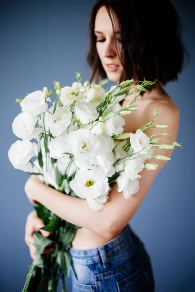 美丽的女孩与花束花. — 图库照片