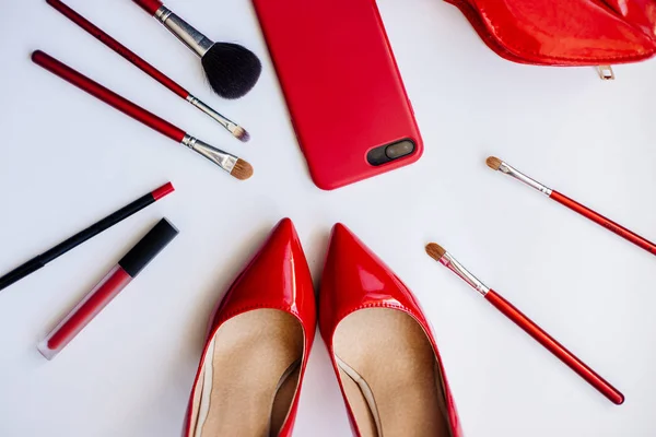 赤い靴、化粧品、アクセサリー. — ストック写真