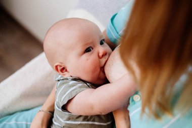 Anne emzirme bir çocuk olduğunu.