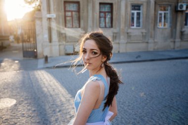 mavi elbiseli gelin.