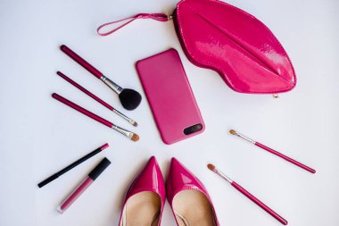 Pembe ayakkabı, kozmetik ve aksesuar.