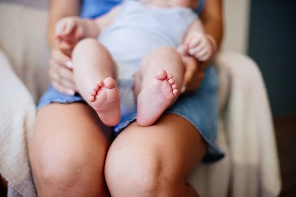 Benen på barnet i händerna. — Stockfoto