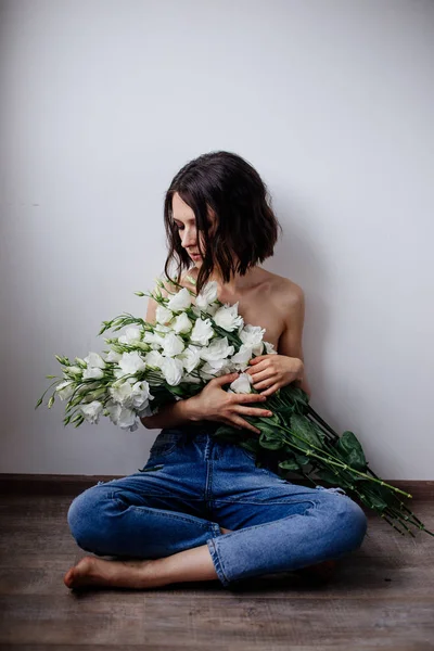 Beautiful girl with a bouquet flowers. — Stock Photo, Image