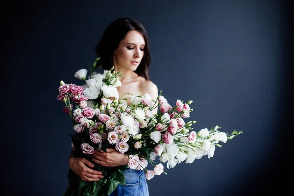 美丽的女孩与花束花. — 图库照片