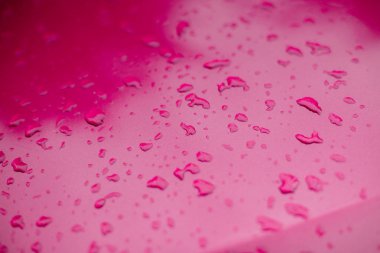 parlak bir yüzeye su damlaları