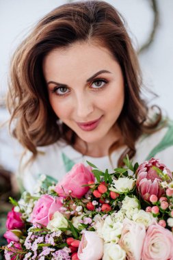 Çiçekçi bir buket yapar.