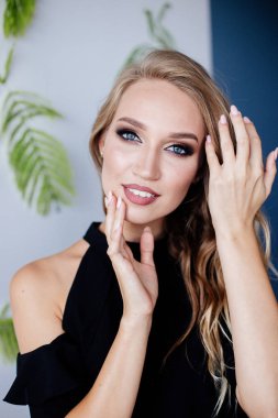 genç güzel sarışın kız portresi.