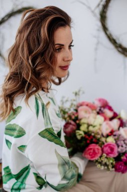 Çiçekçi bir buket yapar.