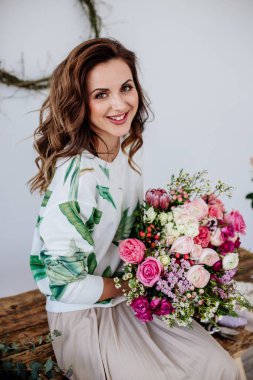 Çiçekçi bir buket yapar.