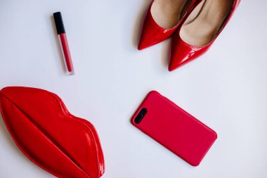 Kırmızı ayakkabı, kozmetik ve aksesuar.