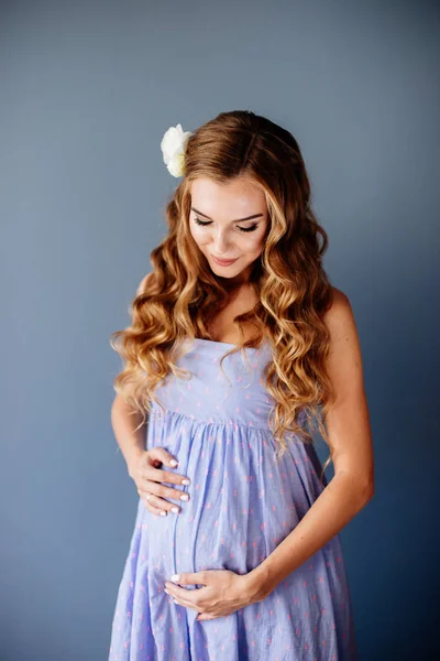 Mooie zwangere jonge vrouw. — Stockfoto