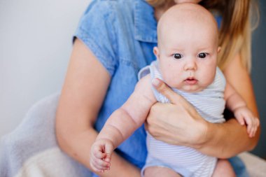 Küçük bir bebek ve annesi.