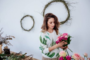 Çiçekçi bir buket yapar.