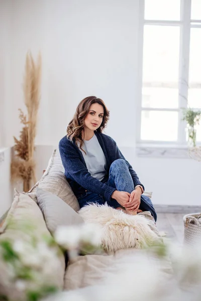 Hermosa chica en una habitación luminosa — Foto de Stock