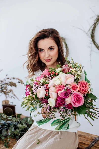 Çiçekçi bir buket yapar.