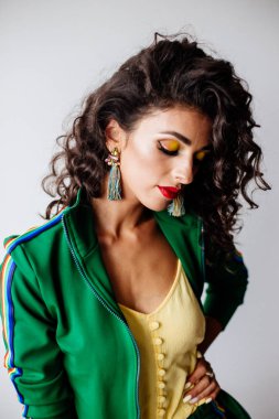 Güzel moda esmer kıvırcık saçlı.